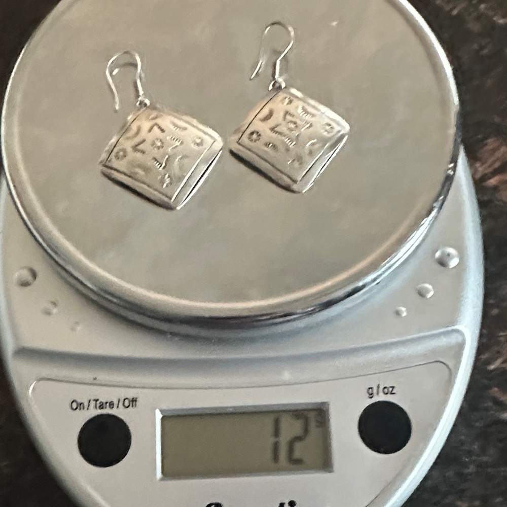 Chic Silver Square Earrings - Picture 5 of 5